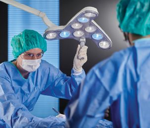Surgeons using Triango 100 treatment light.