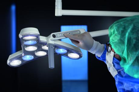Surgeons using Triango 100 treatment light.